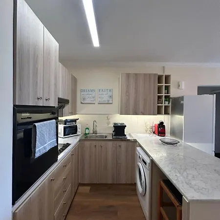 Makenzy Sandy Beachfront Paradise Apartment *