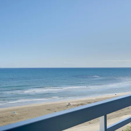 Makenzy Sandy Beachfront Paradise Apartment Larnaca