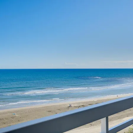 Makenzy Sandy Beachfront Paradise דירה לרנקה