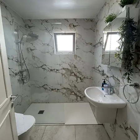 Makenzy Sandy Beachfront Paradise Apartament Larnaca