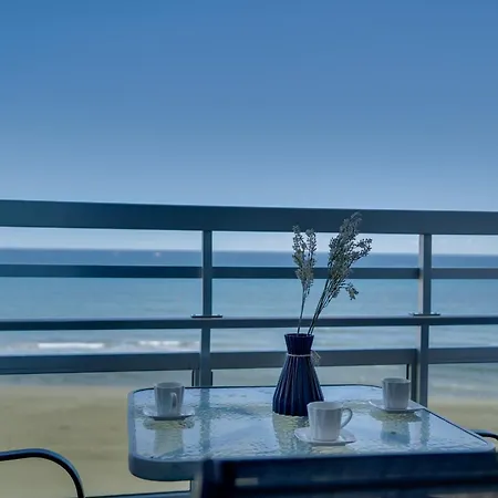 Makenzy Sandy Beachfront Paradise לרנקה