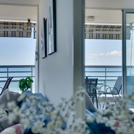 Makenzy Sandy Beachfront Paradise لارنكا