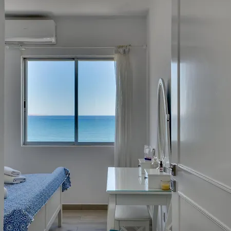 Makenzy Sandy Beachfront Paradise דירה לרנקה