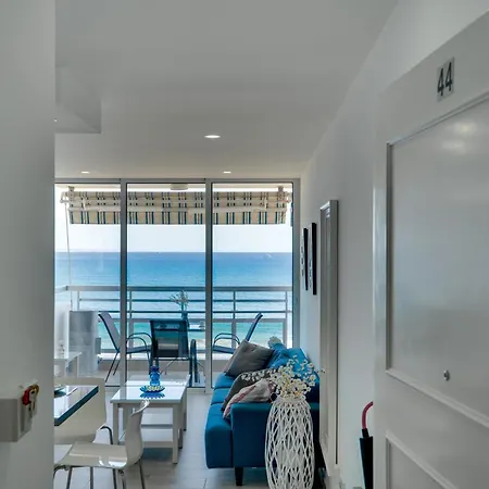 Makenzy Sandy Beachfront Paradise דירה לרנקה