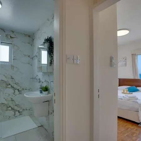 شقة Makenzy Sandy Beachfront Paradise لارنكا