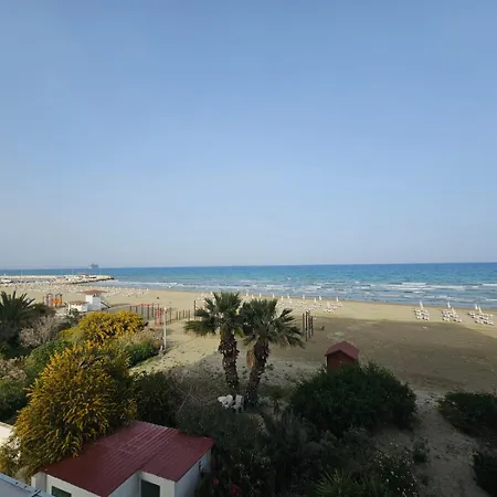 Makenzy Sandy Beachfront Paradise לרנקה