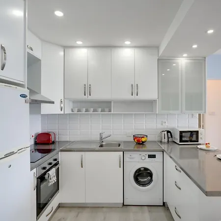 Apartment Makenzy Sandy Beachfront Paradise