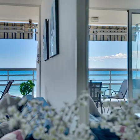 Makenzy Sandy Beachfront Paradise لارنكا