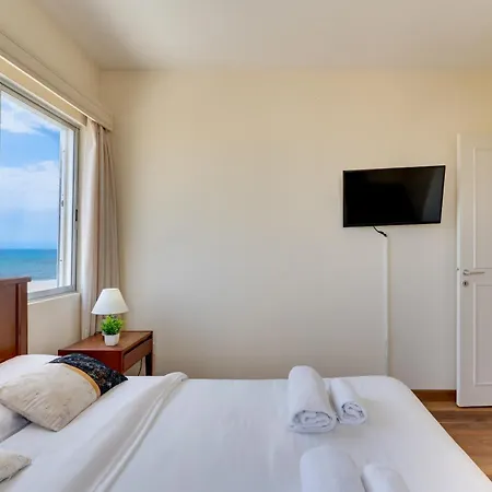 Makenzy Sandy Beachfront Paradise Appartamento Larnaca