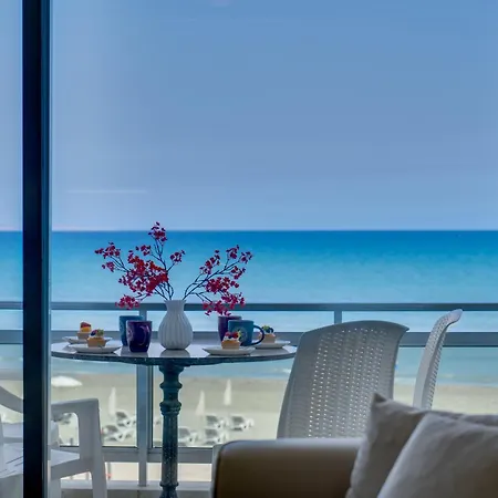 Makenzy Sandy Beachfront Paradise Larnaca