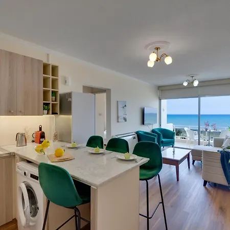 Makenzy Sandy Beachfront Paradise Appartamento Larnaca