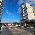Makenzy Sandy Beachfront Paradise Apartman